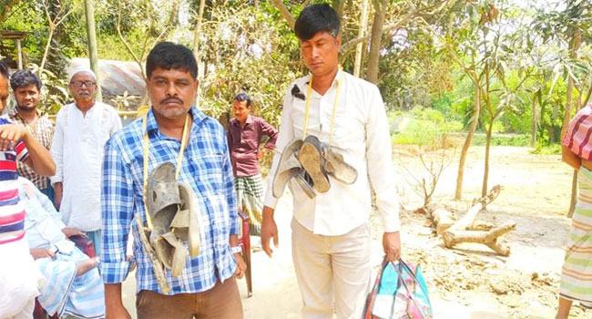 করোনার টিকা বিক্রির নামে প্রতারণা, ২ প্রতারকের গলায় জুতোর মালা