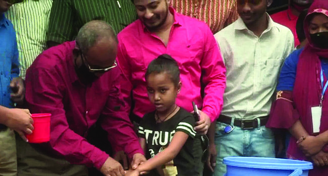 রংপুরে পথশিশুদের হাত ধুয়ে দিলেন সিটি মেয়র