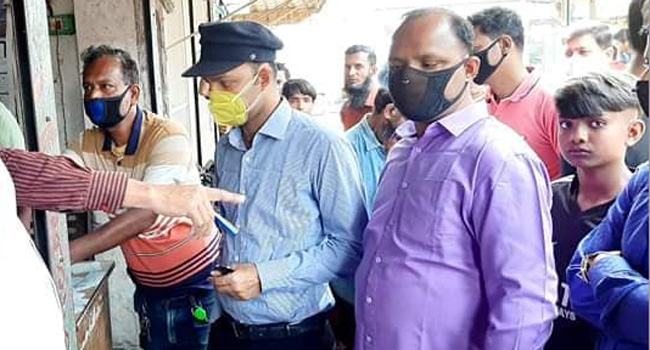 বাজারে ভ্রাম্যমাণ আদালত আসতেই পেঁয়াজের দাম অর্ধেক