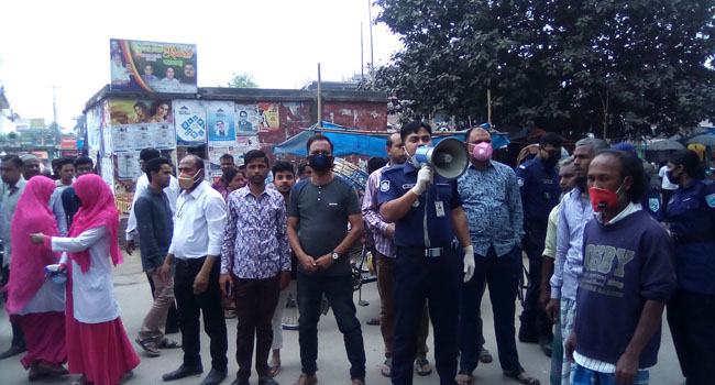 করোনা সচেতনতায় হ্যান্ডমাইক হাতে সৈয়দপুর থানার পুলিশ