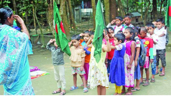 পতাকা নিয়ে কাজ করেন তিনি