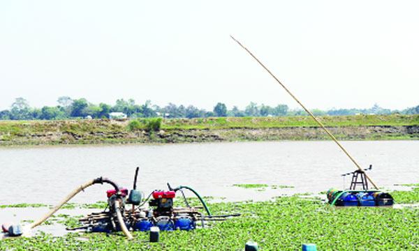 মুরাদনগরে অবৈধ ড্রেজারে খাচ্ছে ৩ ফসলি জমি