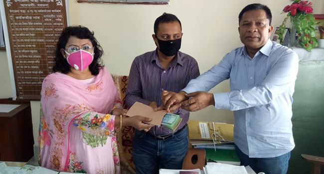 আমতলীতে পিপিই কেনার জন্য ৫০ হাজার টাকার অনুদান