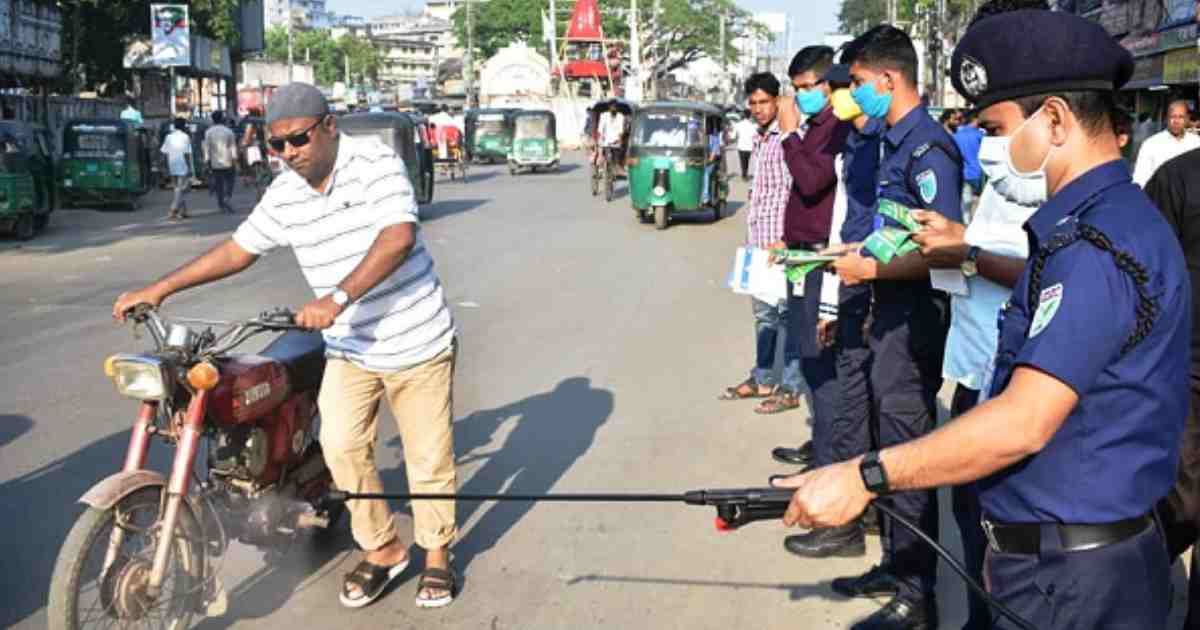 করোনাভাইরাস ঠেকাতে সিলেটে জীবাণুনাশক ছিটাল পুলিশ