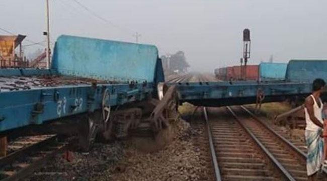 সিরাজগঞ্জে ভারতীয় মালবাহী ট্রেন লাইনচ্যুত : ৬ ঘন্টা পর যোগাযোগ চালু
