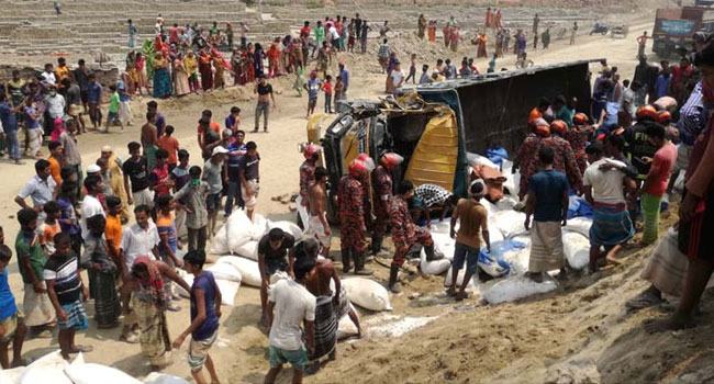 বগুড়ায় বাস-ট্রাক সংঘর্ষে হাতহত ২৪