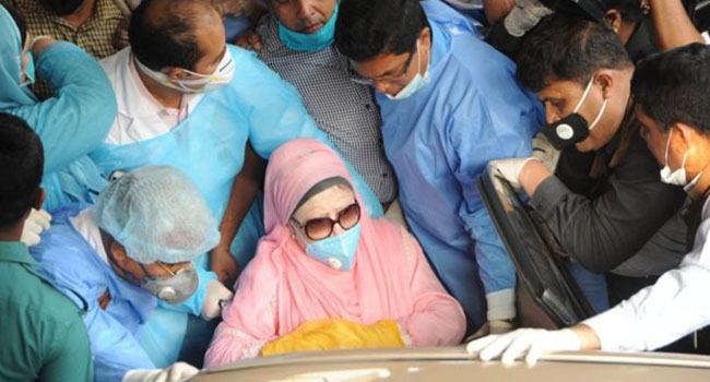 হাসপাতাল থেকে বেরোনোর সময় যেমন ছিলেন খালেদা জিয়া