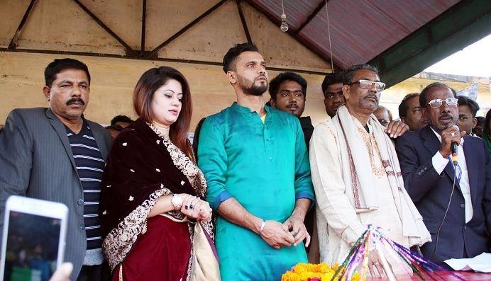 কর্মহীন পরিবারকে খাদ্য সহায়তা দিচ্ছেন মাশরাফি