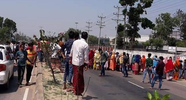 ভালুকায় কারখানা বন্ধের দাবিতে শ্রমিকদের মহাসড়ক অবরোধ