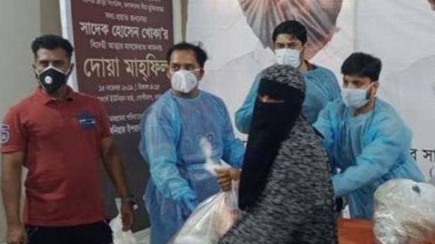 গরিব মানুষের পাশে দাঁড়িয়েছেন ইশরাক