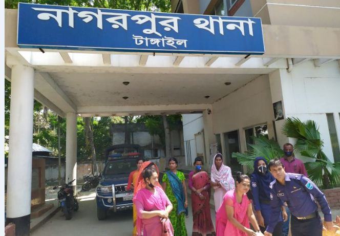 নাগরপুরে হিজড়া সম্প্রদায়কে সাহায্যের হাত বাড়ালেন ওসি