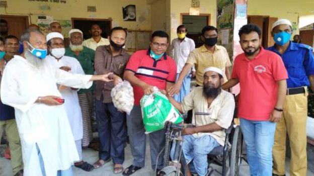 ঝালকাঠিতে কর্মহীন মানুষদের মাঝে নিত্যপ্রয়োজনীয় সামগ্রী বিতরণ