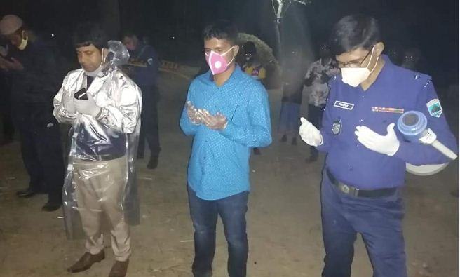 দিনভর নাটকীয়তার পর রাতে দাফন হলো লাশ