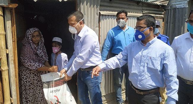 সোনারগাঁওয়ে বস্তিতে জেলা প্রশাসকের ত্রাণ বিতরণ