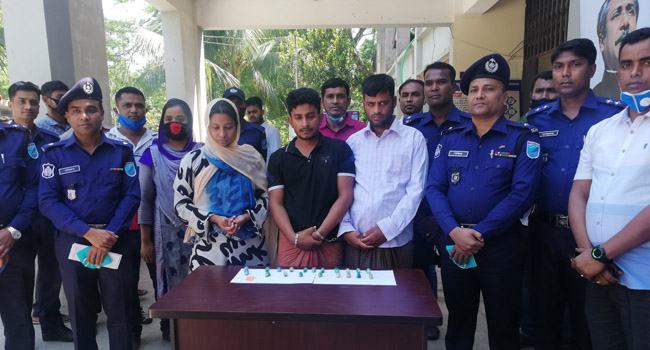স্বামী-স্ত্রীর পেটে মিললো সহস্রাধিক ইয়াবা