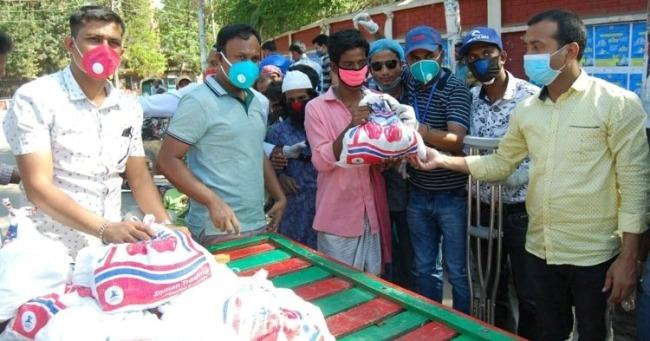 গরিব মানুষের মাঝে ছাত্রদলের খাদ্য সামগ্রী বিতরণ