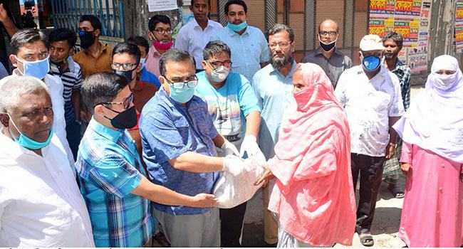 বগুড়ায় করোনা ক্ষতিগ্রস্তদের মাঝে ভিপি সাইফুলের খাদ্য সামগ্রী বিতরণ