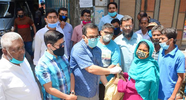 বগুড়ায় ভিপি সাইফুলের খাদ্য সামগ্রী বিতরণ