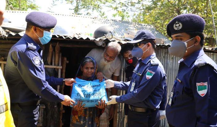 চুয়াডাঙ্গায় ৫ শ’পরিবারকে খাদ্য সামগ্রী পৌঁছে দিলেন এসপি