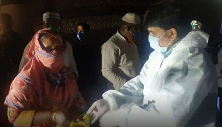 সোনারগাঁওয়ে বাড়ি বাড়ি গিয়ে খাদ্য সামগ্রী বিতরণ এমপি’র