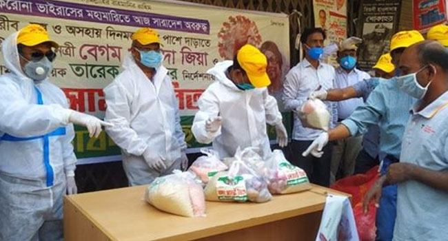 দুস্থদের মাঝে স্বেচ্ছাসেবক দলের খাদ্য-সামগ্রী বিতরণ