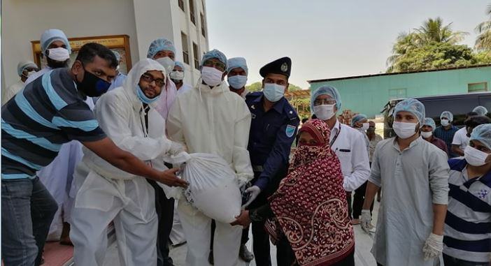 সিরাজদিখানে বিএনপি নেতার ত্রান বিতরণ