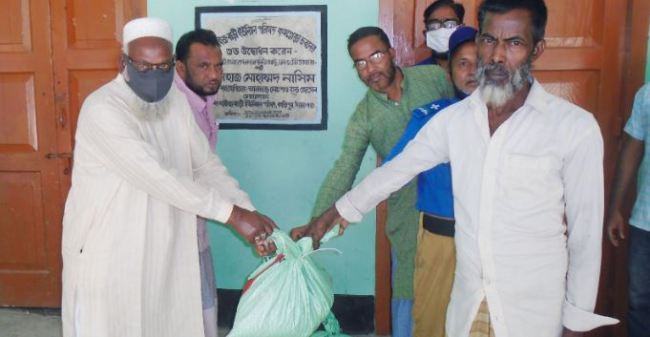 কাজিপুরে চা বিক্রেতাদের খাবার বিতরণ