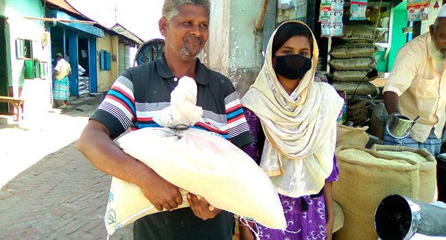 সৈয়দপুরে মাস্ক বিক্রিকারী শিশুর পাশে দাঁড়ালেন মেয়র আমজাদ