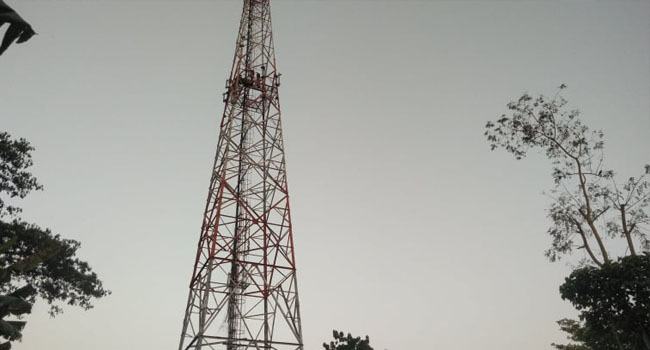প্রেমে বাধা দেয়ায় টাওয়ারে উঠে কিশোরের আত্মহত্যার চেষ্টা