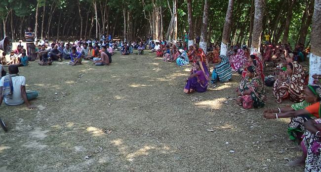 কাজ বন্ধ রাখার দাবিতে চা শ্রমিকদের কর্মবিরতি