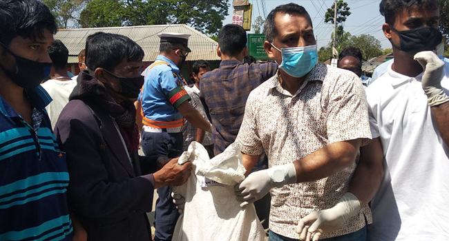 সখীপুরে বিমান বাহিনীর পক্ষ থেকে খাদ্য সামগ্রী বিতরণ