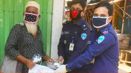 ফটিকছড়িতে দুস্থদের মাঝে পুলিশের খাদ্য বিতরণ