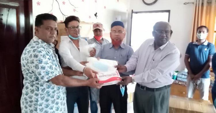 চিকিৎসক ও গণমাধ্যম কর্মীদের পিপিই দিলেন মাশরাফি