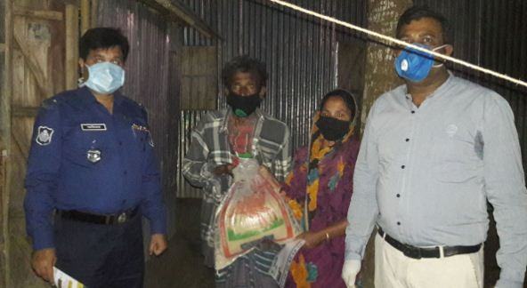 ভূরুঙ্গামারীতে মুক্তিযোদ্ধা-বীরঙ্গনার জন্য চাল নিয়ে হাজির ইউএনও