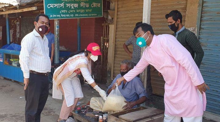 অসহায় মানুষের ঘরে ঘরে ত্রাণ পৌঁছে দিচ্ছেন পীরগাছা উপজেলা নির্বাহী কর্মকর্তা
