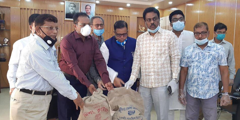 খাবারের সন্ধানে রাস্তায় কর্মহীনরা, প্রশাসনের পাশাপাশি এগিয়ে আসছেন বিত্তবানেরা