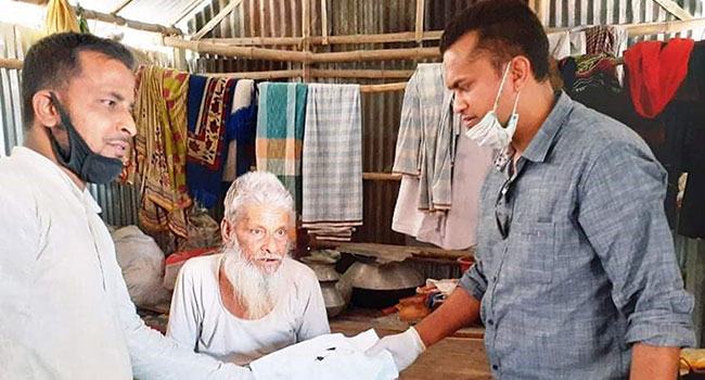 পাকুন্দিয়ায় ৩ শ' পরিবারের পাশে যুবলীগ নেতা সুমন
