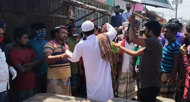 পঁচা মাংস বিক্রি করায় ব্যবসায়ীকে গণধোলাই