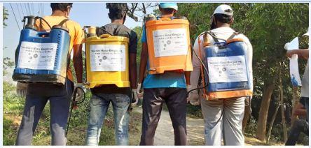 গ্রামবাসীকে করোনা থেকে রক্ষায় মাঠে তারা