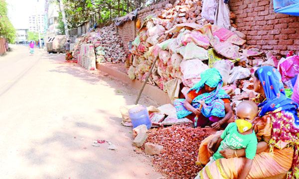গরিব বের হচ্ছেন খাবার সন্ধানে, ধনীরা ফাঁকা রাস্তায় ঘুরতে