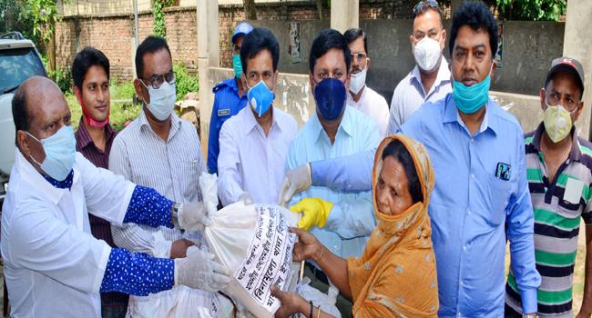 বগুড়ায় সাংবাদিকদের স্বাস্থ্য সুরক্ষা সামগ্রী ও অসহায়দের খাদ্য বিতরণ