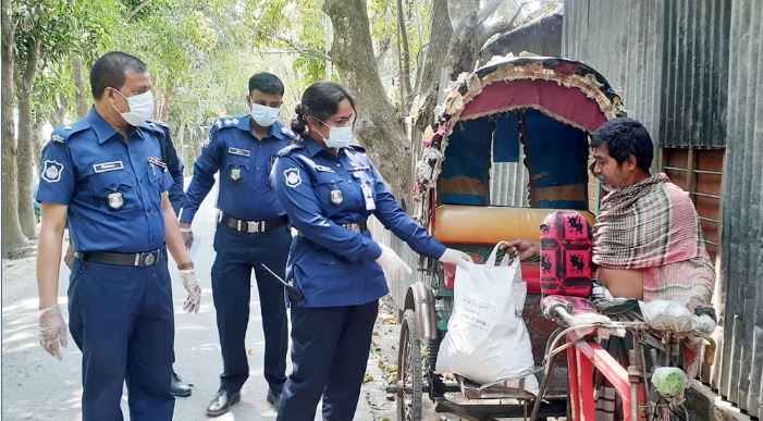 শিবালয়ে নিম্ন আয়ের পরিবারে নিত্যপণ্য পৌঁছে দিল পুলিশ