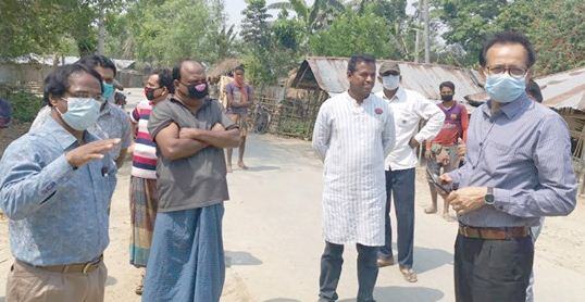 ৩০০ কর্মহীন পরিবারের  খাদ্যের দায়িত্ব নিলেন গ্রামের সচ্ছলরা
