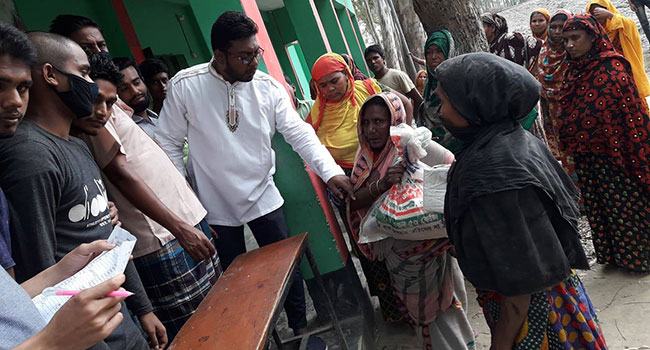 সিরাজগঞ্জের সলঙ্গায় হতদরিদ্রদের মাঝে খাদ্য সামগ্রী বিতরণ