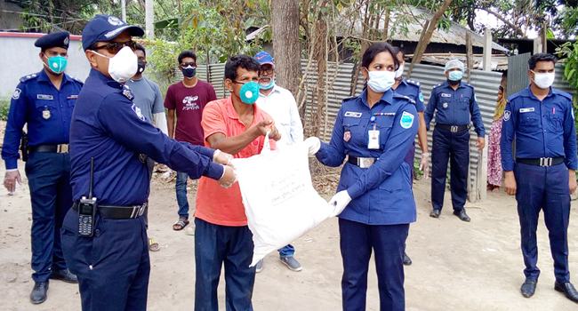 ঘিওরে কর্মহীনদের বাড়িতে খাদ্য সামগ্রী পৌঁছে দিলেন পুলিশ