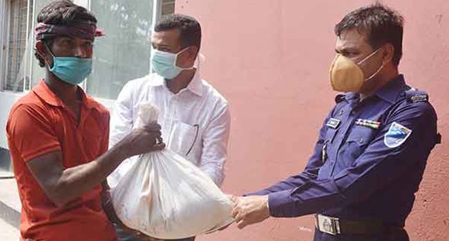 রাজবাড়ীতে দৌলতদিয়া যৌনপল্লীতে ত্রাণ বিতরণ