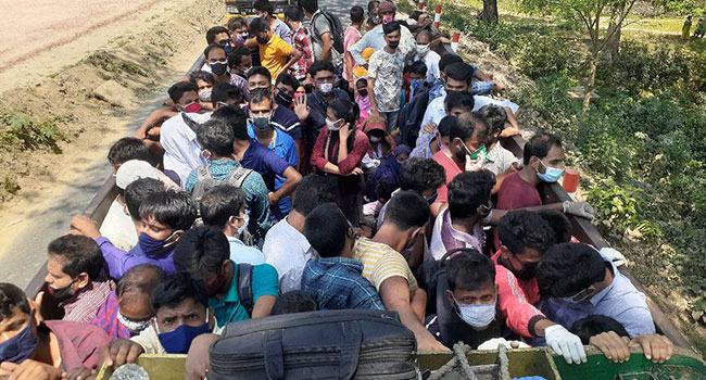 ঝুঁকি নিয়ে ফিরছেন পোশাকশ্রমিকরা