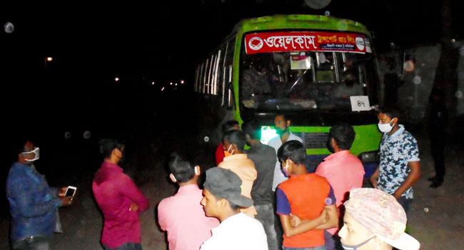 গণপরিবহন বন্ধের ঘোষণা থাকলেও গভীর রাতে চলছে বাস
