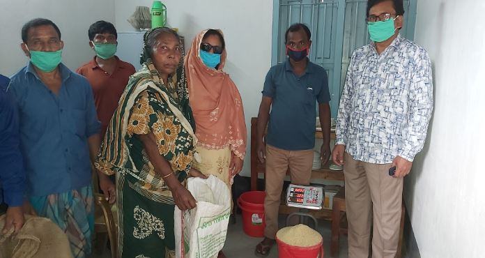 বালিয়াকান্দিতে ৫শ’ শ্রমজীবী মানুষের মাঝে ত্রান বিতরণ