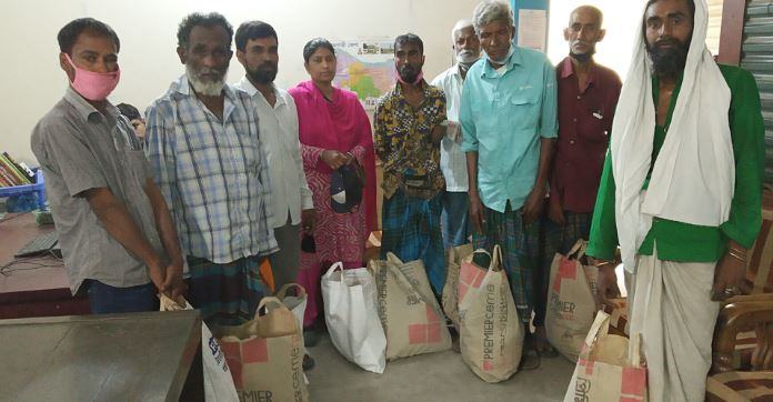 রাজবাড়ী‌তে পত্রিকার হকার‌দের মা‌ঝে খাদ্যসামগ্রী বিতরণ